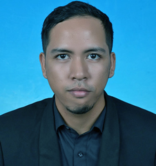 A person smiling for the camera  Description automatically generated with medium confidence